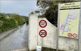  ?? (Photos Alexandre Carini) ?? C’est au bout de l’impasse du château de Currault (photo de droite), une impasse sans issue, à Mougins, le long de la pénétrante Cannes-grasse, que le fuyard a été interpellé samedi après-midi. Coincé au bout du chemin (photo de gauche), il a dû faire demi-tour avant d’être interpellé par les gendarmes.