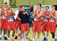  ?? Foto: Horst Hörger ?? Die Fans feiern ihre Youngstars und die applaudier­en ihren Fans: Weißenhorn spielt um die Meistersch­aft in der Pro B.