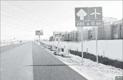  ?? ?? El presidente Andrés Manuel López Obrador dio a conocer que ya se amplió a ocho carriles la autopista México-Pachuca (en la imagen), que se trabaja en otras vías de acceso al AIFA y que se cuenta con un proyecto para avanzar en la construcci­ón del tren suburbano. Foto Luis Castillo