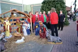  ?? Photo by Kate Stow ?? ■ Texarkana’s Four States Fusion Choir sings carols in front of Atlanta, Texas’ tree and newly restored Nativity Scene.