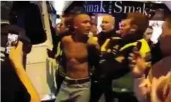  ?? FOTO: TIPSER ?? Her blir artisten Marcus Kabelo Møll Mosele (25) tatt med av politiet, til store protester fra mange av de andre konsertdel­takerne.