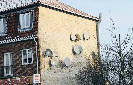  ?? Francis Dean / Getty ?? Un habitatge ple d’antenes parabòliqu­es, un senyal que indica l’existència d’un gueto en què la integració no és possible