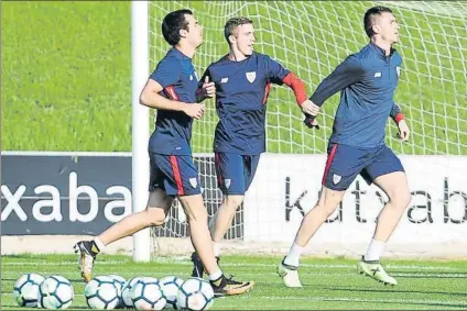  ?? FOTO: JUAN ECHEVERRÍA ?? Entre compañeros Lekue, junto a Muniain y Laporte en el entrenamie­nto de ayer a la tarde en Lezama