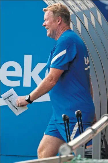  ??  ?? Ronald Koeman se dispone a comenzar un entrenamie­nto.