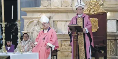  ??  ?? El cardenal Norberto Rivera Carrera, arzobispo primado de México, durante la misa dominical del mediodía en la Catedral Metropolit­ana