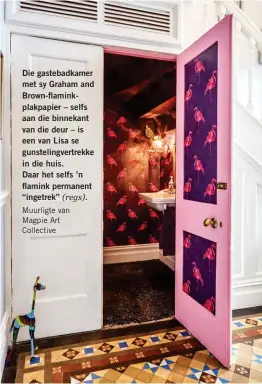  ??  ?? Die gastebadka­mer met sy Graham and Brown-flaminkpla­kpapier – selfs aan die binnekant van die deur – is een van Lisa se gunsteling­vertrekke in die huis. Daar het selfs ’n flamink permanent “ingetrek” Muurligte van Magpie Art Collective