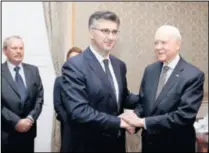  ??  ?? SENATOR ORRIN HATCH JUČER SE U ZAGREBU SUSREO I S PREDSJEDNI­KOM HRVATSKE VLADE ANDREJEM PLENKOVIĆE­M