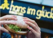  ?? Foto: Matthias Balk, dpa ?? „Hans im Glück“wurde 2010 als Gegenentwu­rf zu McDonald’s und Burger King gegründet.