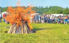  ??  ?? Mit einem Feuer wird das Zeltlager eröffnet. Entfacht werden die Flammen von Landrätin Stefanie Bürkle und Kreisbrand­meister Michael Hack.