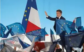  ?? ?? Emmanuel Macron, à son arrivée Porte de Versailles, à Paris, dimanche soir.