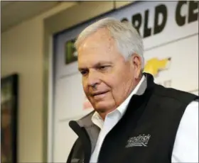  ?? TERRY RENNA — THE ASSOCIATED PRESS FILE ?? Rick Hendrick, the team owner of Hendrick Motorsport­s, and 2018 Daytona 500 pole winner Alex Bowman have let a scheduled Corvette drag race linger for a year.