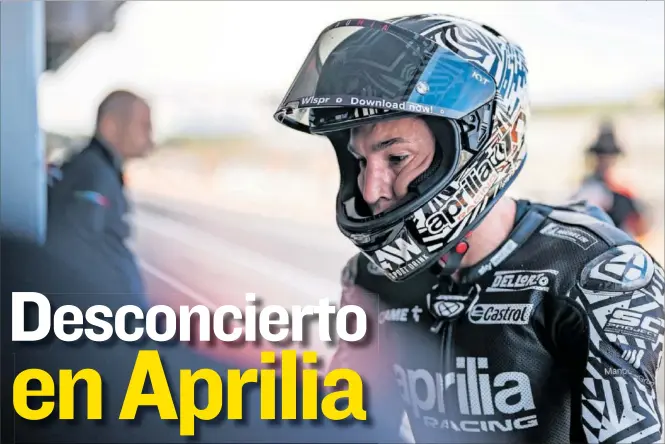  ?? ?? Aleix Espargaró vuelve al box de Aprilia durante el test oficial de MotoGP disputado en el circuito Ricardo Tormo tras el GP de Valencia con el que concluyó la temporada 2022.