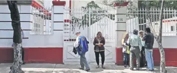  ??  ?? La casa que está en el número 216 de la calle de Chihuahua en la colonia Roma permaneció cerrada, porque Andrés Manuel López Obrador salió de la capital.
