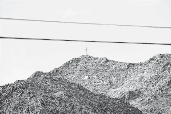  ?? Photos by Adria Malcolm / New York Times ?? A Border Patrol helicopter flies around Mount Cristo Rey to help agents on the ground locate migrants near the convergenc­e of Mexico, Texas and New Mexico.