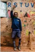  ?? Foto: dpa ?? Samuel steht auf dem Bild vor seiner Schule in Nairobi.