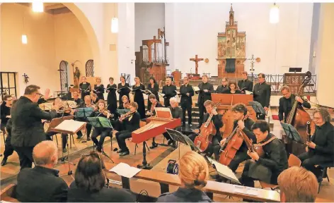  ?? RP-FOTO: RUTH KLAPPROTH ?? Zwölf Solisten und die Philharmon­ie Düsseldorf führten in der Kirche St. Lambertus Bachs Johannespa­ssion auf.