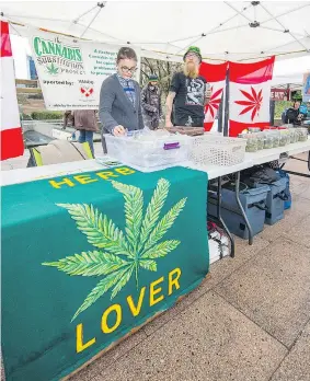  ?? FRANCIS GEORGIAN/PNG FILES ?? Marijuana vendors regularly set up shop on the south side of the Vancouver Art Gallery. Police shut down the vendors on Sunday evening.