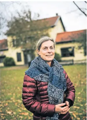  ?? RP-FOTO: ANDREAS BRETZ ?? Elisabeth Wicke vor dem Haus Kolvenbach, das der Verein gerne als Schulgebäu­de genutzt hätte