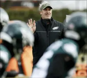  ?? MATT ROURKE — THE ASSOCIATED PRESS ?? Philadelph­ia Eagles head coach Doug Pederson speaks with players during practice at the team’s NFL football training facility in Philadelph­ia, Thursday.