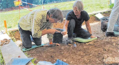  ?? FOTO: CLARA HETZELBERG­ER ?? Eine Keramiksch­erbe steckt im Boden! Anne Rennstich und Ralf Müller freuen sich über den Fund.
