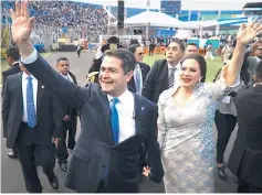  ??  ?? PAREJA. El gobernante y su esposa Ana García de Hernández a su llegada al Estadio Nacional.