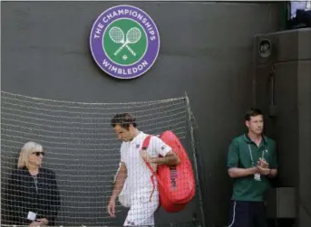  ?? BEN CURTIS — THE ASSOCIATED PRESS ?? Roger Federer leaves the court after losing to Kevin Anderson on Wednesday.