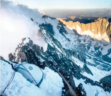  ?? ?? Après une demi-heure de terrasseme­nt, le sommet de la Grande Rocheuse (4 102 m) nous a offert un bel emplacemen­t pour notre tente.