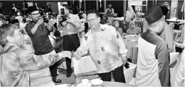  ??  ?? Nanta (centre) greeting guests at the ‘Majlis Sinar Raya Aidilfitri dan Ngiling Bidai Gawai Felcra Berhad Wilayah Sarawak’ function.