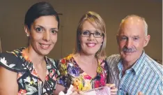  ?? Picture: LEE TOM ?? SUPPORT: Send Hope Not Flowers organisers Naomi De Costa and Melissa Nielsen with Dr Barry Kirby.