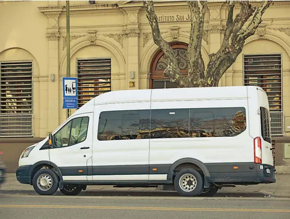  ??  ?? Es la configurac­ión más extensa de todas las Transit. Mide 6,7 metros de largo. Posición de manejo configurab­le. Todas las plazas traseras tienen salida de climatizac­ión y luz LED.