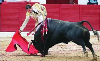  ?? LUIS DÍAZ ?? El de Lorca da un derechazo, ayer, en su primera tarde en Colmenar Viejo