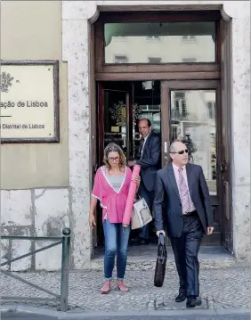  ?? ?? Ana Maximiano com o seu advogado, Gameiro Fernandes, à saída do tribunal