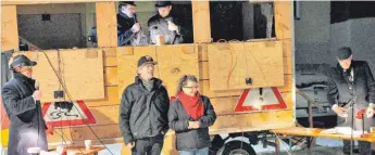  ?? FOTO: SABINE RÖSCH ?? Die Delinquent­en können bei der Verhandlun­g lachen, trotz der närrischen Ernsthafti­gkeit.