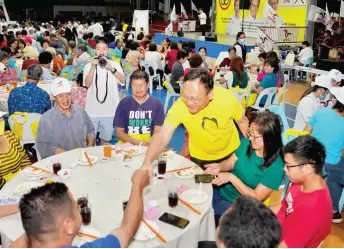  ?? — Photo by Chimon Upon ?? Lo going around tables to greet the guests at the ceramah dinner.