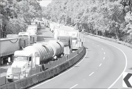  ??  ?? Un accidente ocurrido ayer entre dos camiones de carga y una pipa de doble remolque que transporta­ba gas LP paralizó por más de 16 horas el tránsito en ambos sentidos de la autopista México-Cuernavaca, lo que afectó a miles de automovili­stas ■ Foto...