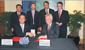  ?? MANFRED KNOPP / FOR CHINA DAILY ?? Erich Staake (front right), chief executive officer of Duisburger Hafen AG (Duisport), signs a cooperatio­n agreement with Chinese business partners in Hong Kong.