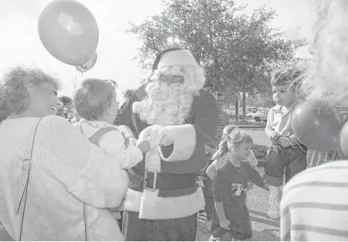  ?? Houston Chronicle file photo ?? Santa Claus greets early holiday shoppers outside Foley’s at Memorial City Shopping Center the Friday after Thanksgivi­ng in 1988.