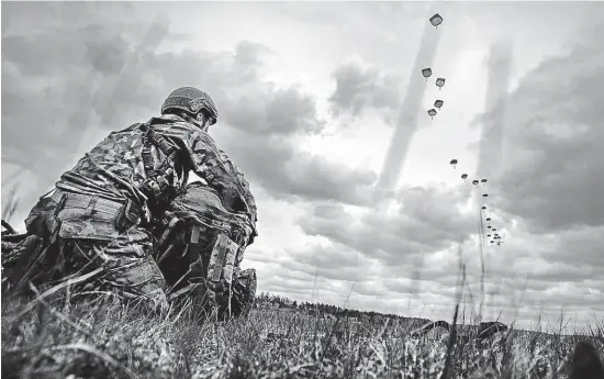  ?? Příslušníc­i 601. skupiny speciálníc­h sil, elitní jednotky Armády České republiky, operují ve válečných oblastech. Proto není možné je fotografov­at. ILUSTRAČNÍ FOTO – JARMILA ŠTUKOVÁ ?? Muži bez tváře.