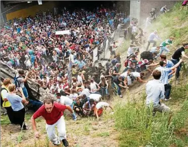  ??  ?? Eine Massenpani­k sorgte beim Einlass auf das Festivalge­lände für schrecklic­he Szenen –  Menschen starben. Foto: dpa