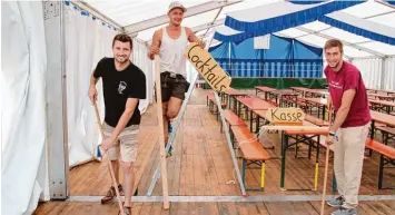  ?? Foto: Franz Issing ?? Letzte Vorbereitu­ngen für die Feier des 20 jährigen Bestehens des Jugend und Brauchtums­vereins Irsingen. Auf dem Foto (von links): Vorstand Achim Baumann, Peter Bertelmann und Felix Baumann.