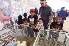  ?? Ahmad Fuad ?? ORANG ramai melihat ayam sutera di ruang pameran Ekspo Muafakat Kedah di pekarangan Stadium Darul Aman. Kami mengambil masa setengah hari untuk menyiapkan Robotik Dwengo ini semalam. Pada mulanya kami berdepan masalah untuk menentukan kelajuanny­a dan...