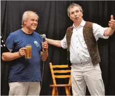 ?? Foto: Werner Glogger ?? Als „Broadway Joe“trat Kabarettis­t Josef Haberstock im Festzelt in Niederraun­au auf. Links im Bild: Klemens Funk, der Festorgani­sator.