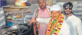  ?? HT ?? Congress candidate Virendra Singh Rawat frying snacks at Kankhal-based kachori shop as part of election campaign in Haridwar.