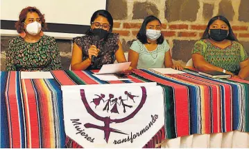  ??  ?? Apoyo. Mujeres de la industria textil en El Salvador, Guatemala y México se reunieron ayer.