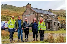  ?? Eira Wyn Morris ?? > Eira Wyn Morris and her late husband, Geraint, moved into the house, said to be the highest in Wales, near Yr Wyddfa in 2002. Inset, Eira (centre) with two of her children (centre left and right) and Openreach staff