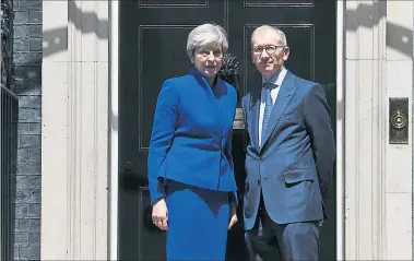  ??  ?? Theresa May zeigte sich mit ihrem Mann, Philip, in der Downing Street, während eine Parteifreu­ndin Labour