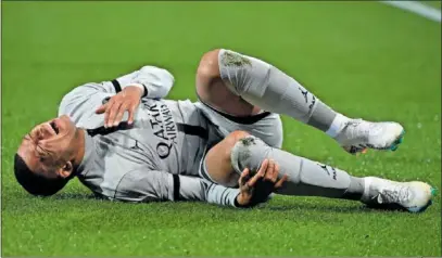  ?? ?? Mbappé, lesionado ante el Montpellie­r.