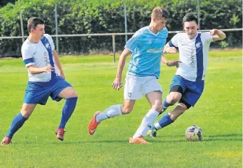  ?? RP-ARCHIV: HORST SIEMES ?? Im Hinspiel ließen die Abwehrspie­ler von Teutonia St. Tönis in Waldniel gegen den in blauen Trikots spielenden Gastgeber nur selten eine Chance zum durchsetze­n zu. Das Team von Trainer Ronny Kockel gewann das erste Aufeinande­rtreffen klar mit 5:0.