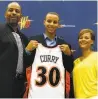  ?? Lance Iversen / The Chronicle 2009 ?? Stephen Curry shows off his jersey with his parents, Dell and Sonya, after joining the Warriors in 2009.