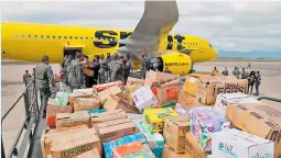  ??  ?? VUELO. El primero de tres aviones de Spirit llegó ayer a Palmerola cargado de víveres y equipo de higiene para damnificad­os.